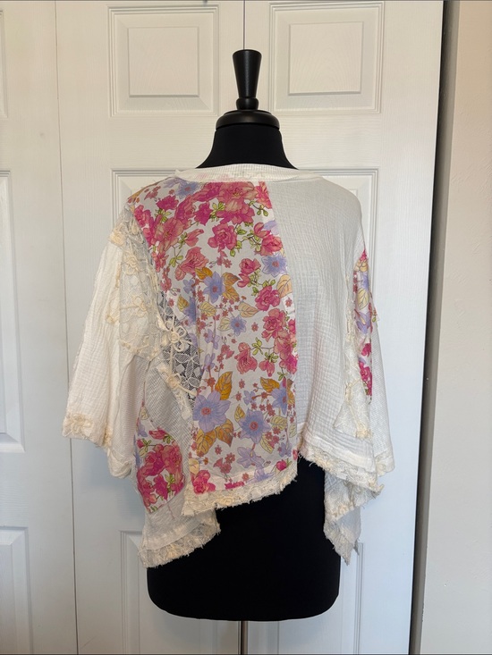 POL Tops - POL White Floral-Print Lace-Trim Top